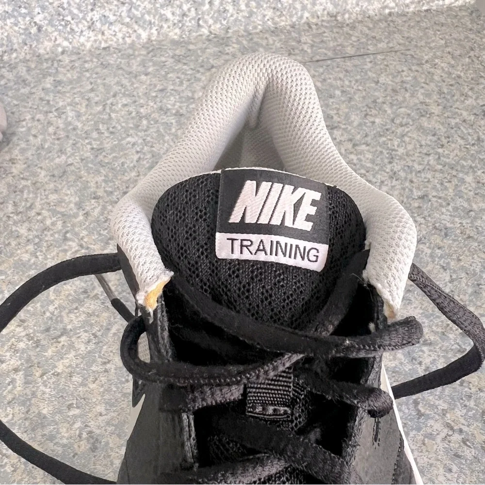 Nike Training Youth Size 5.5 Black White Unisex Sneakers Shoes